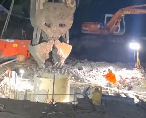 Đã nhổ xong ống vách thép bên ngoài, vẫn chưa đưa được thi thể bé Hạo Nam lên