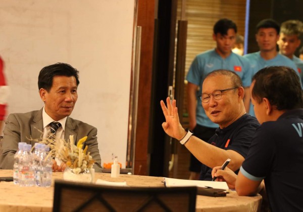 Đại sứ Việt Nam tại Indonesia thăm động viên tuyển Việt Nam trước trận bán kết