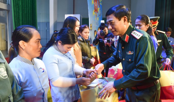 Đại tướng Phan Văn Giang tặng quà cho công nhân, người lao động ở Quảng Ngãi