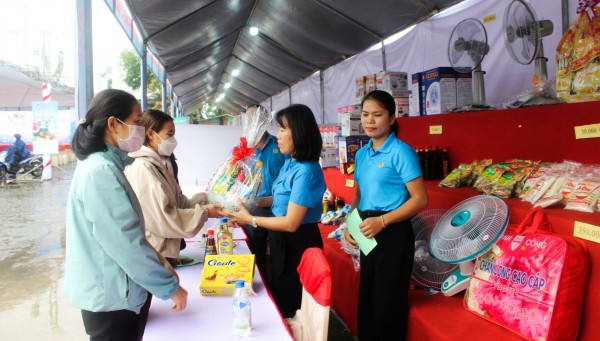 Đại tướng Phan Văn Giang tặng quà cho công nhân, người lao động ở Quảng Ngãi