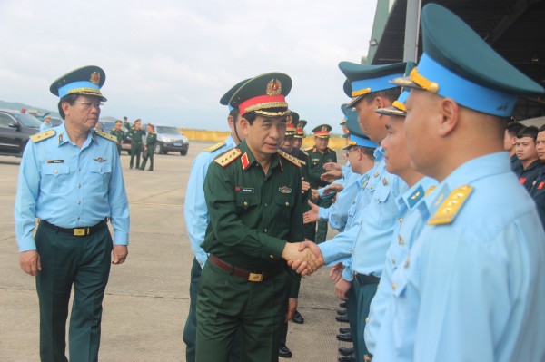 Đại tướng Phan Văn Giang trao 600 suất quà tết tại Bình Định