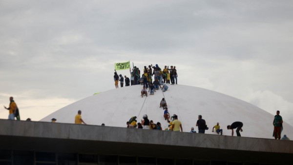 Đám đông người biểu tình tràn vào dinh tổng thống Brazil