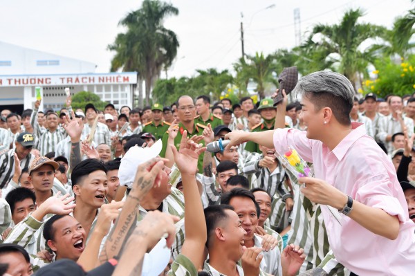 Đàm Vĩnh Hưng, Cát Phượng đến trại giam hát mừng xuân cùng các phạm nhân