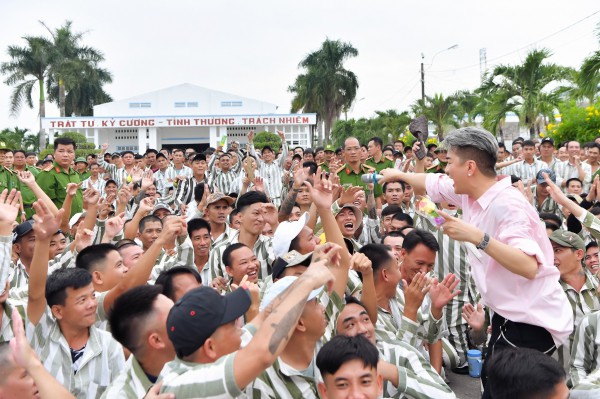 Đàm Vĩnh Hưng, Cát Phượng đến trại giam hát mừng xuân cùng các phạm nhân