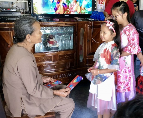 Dạy con xài tiền mừng tuổi hiệu quả