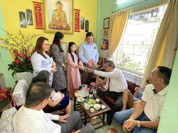 Dạy con xài tiền mừng tuổi hiệu quả