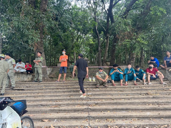 Đi viếng đền bất ngờ phát hiện người đàn ông tử vong trong tư thế treo cổ