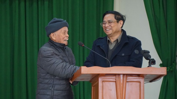 Đoàn lãnh đạo tháp tùng Thủ tướng nhường ghế cho dân ngồi