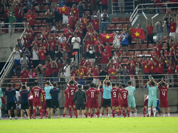 Đội tuyển Việt Nam nhận phần thưởng á quân AFF Cup 2022 từ Chủ tịch FIFA