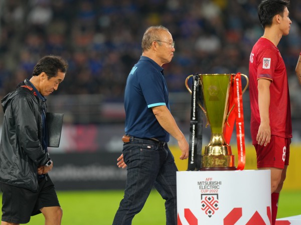 Đội tuyển Việt Nam nhận phần thưởng á quân AFF Cup 2022 từ Chủ tịch FIFA