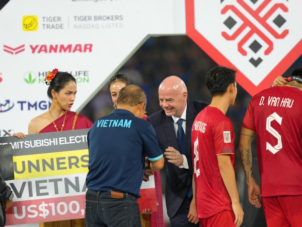 Đội tuyển Việt Nam nhận phần thưởng á quân AFF Cup 2022 từ Chủ tịch FIFA