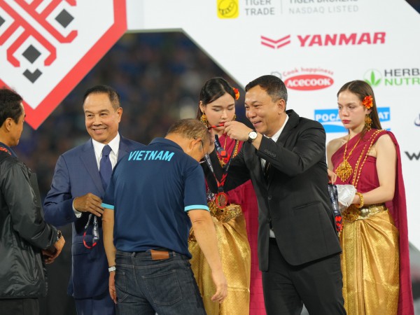 Đội tuyển Việt Nam nhận phần thưởng á quân AFF Cup 2022 từ Chủ tịch FIFA