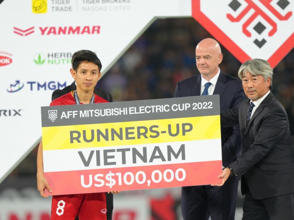 Đội tuyển Việt Nam nhận phần thưởng á quân AFF Cup 2022 từ Chủ tịch FIFA