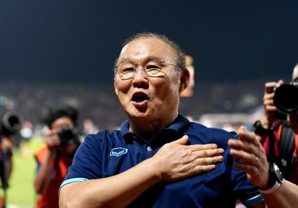 Đội tuyển Việt Nam nhận phần thưởng á quân AFF Cup 2022 từ Chủ tịch FIFA