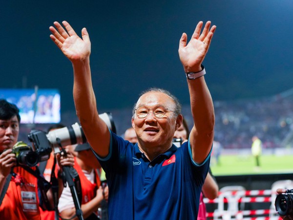 Đội tuyển Việt Nam nhận phần thưởng á quân AFF Cup 2022 từ Chủ tịch FIFA