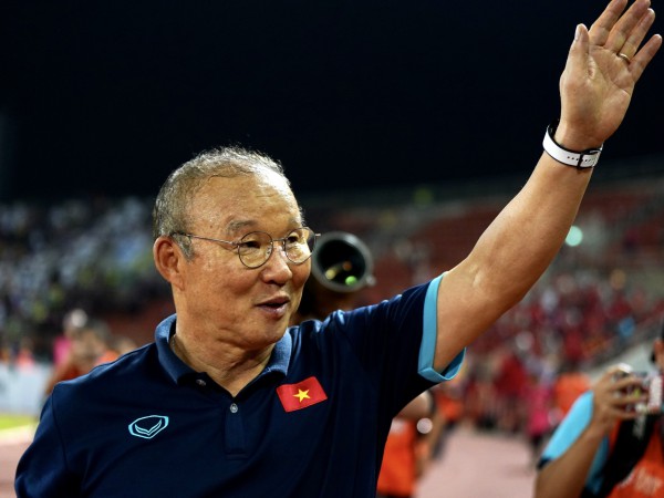 Đội tuyển Việt Nam nhận phần thưởng á quân AFF Cup 2022 từ Chủ tịch FIFA