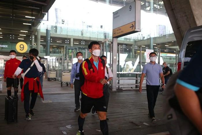 ĐT Việt Nam đặt chân xuống Bangkok, sẵn sàng quyết đấu Thái Lan