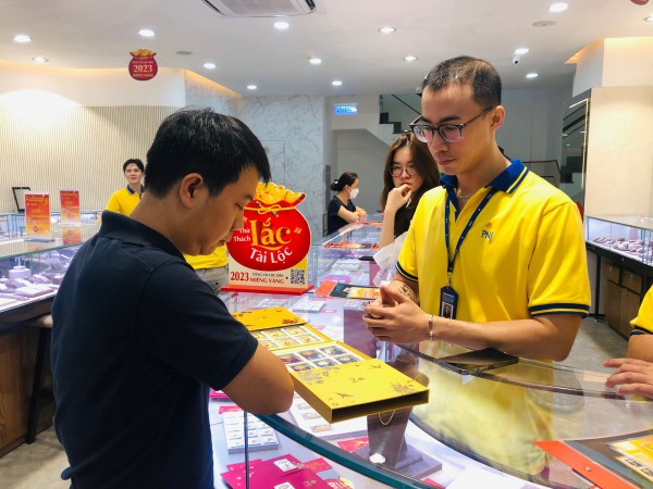 Đua nhau đi mua vàng ngày vía Thần tài từ sáng sớm Đua nhau đi mua vàng ngày vía Thần tài từ sáng sớm
