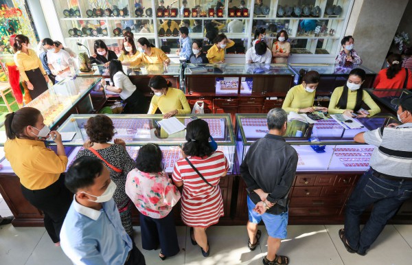 Đua nhau đi mua vàng ngày vía Thần tài từ sáng sớm Đua nhau đi mua vàng ngày vía Thần tài từ sáng sớm