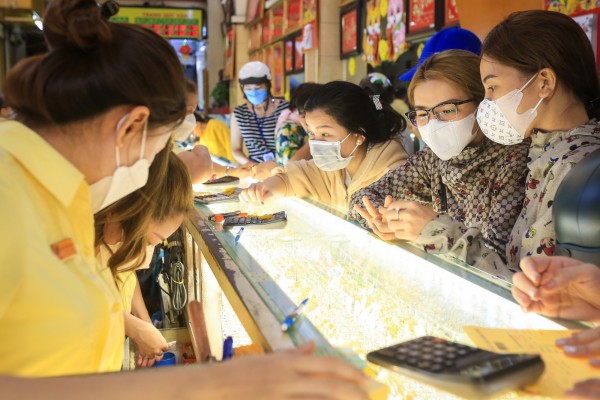 Đua nhau đi mua vàng ngày vía Thần tài từ sáng sớm Đua nhau đi mua vàng ngày vía Thần tài từ sáng sớm