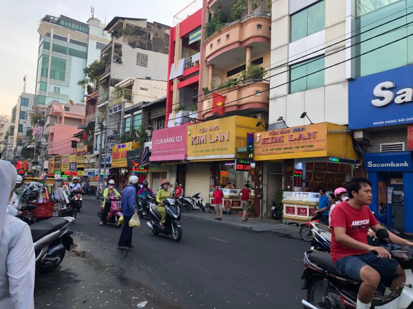 Đua nhau đi mua vàng ngày vía Thần tài từ sáng sớm Đua nhau đi mua vàng ngày vía Thần tài từ sáng sớm