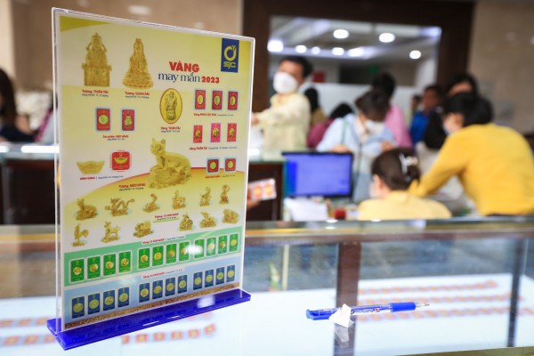 Đua nhau đi mua vàng ngày vía Thần tài từ sáng sớm Đua nhau đi mua vàng ngày vía Thần tài từ sáng sớm
