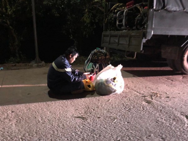 Đưa thi thể bé Hạo Nam lên mặt đất lúc lúc 1 giờ 25 sáng 20.1