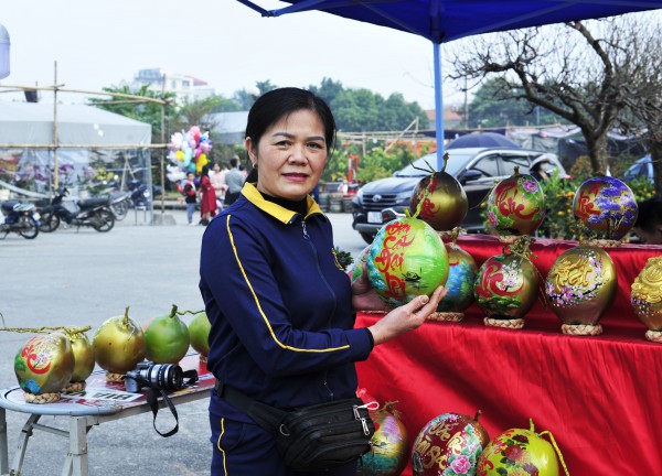 Dừa vẽ tranh của nữ nghệ nhân Ninh Bình hút khách dịp Tết Dừa vẽ tranh của nữ nghệ nhân Ninh Bình hút khách dịp Tết
