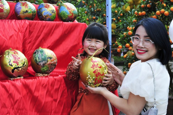 Dừa vẽ tranh của nữ nghệ nhân Ninh Bình hút khách dịp Tết Dừa vẽ tranh của nữ nghệ nhân Ninh Bình hút khách dịp Tết