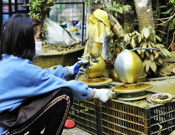 Dừa vẽ tranh của nữ nghệ nhân Ninh Bình hút khách dịp Tết