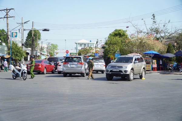 Được bổ sung 3 phà mới, phà Đình Khao vẫn kẹt cứng ngày mùng 3 tết