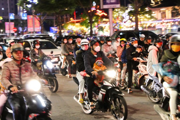 Đường phố Đà Nẵng đông đúc, người dân viếng chùa sớm tránh kẹt xe