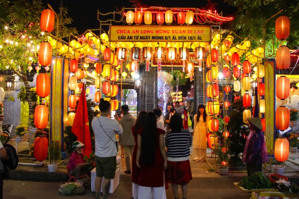 Đường phố Đà Nẵng đông đúc, người dân viếng chùa sớm tránh kẹt xe