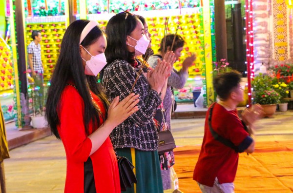 Đường phố Đà Nẵng đông đúc, người dân viếng chùa sớm tránh kẹt xe