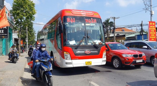 Đường qua cầu Rạch Miễu kẹt cứng vì ô tô tông liên hoàn và xe chết máy