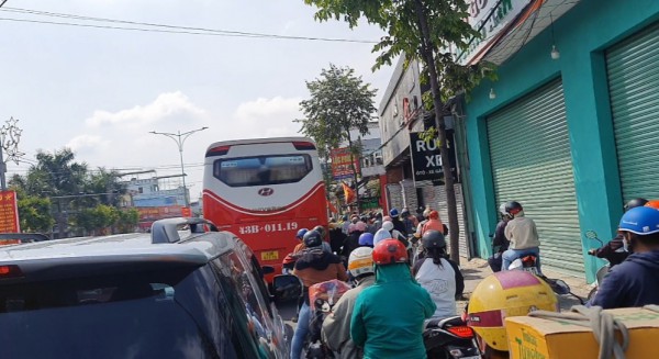 Đường qua cầu Rạch Miễu kẹt cứng vì ô tô tông liên hoàn và xe chết máy