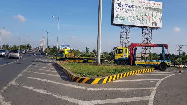 Đường qua cầu Rạch Miễu kẹt cứng vì ô tô tông liên hoàn và xe chết máy