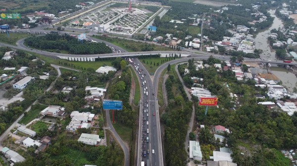 Đường rời miền Tây ùn tắc nghiêm trọng trong chiều mùng 6 tết