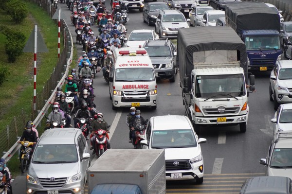 Đường rời miền Tây ùn tắc nghiêm trọng trong chiều mùng 6 tết