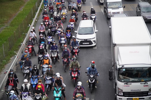 Đường rời miền Tây ùn tắc nghiêm trọng trong chiều mùng 6 tết