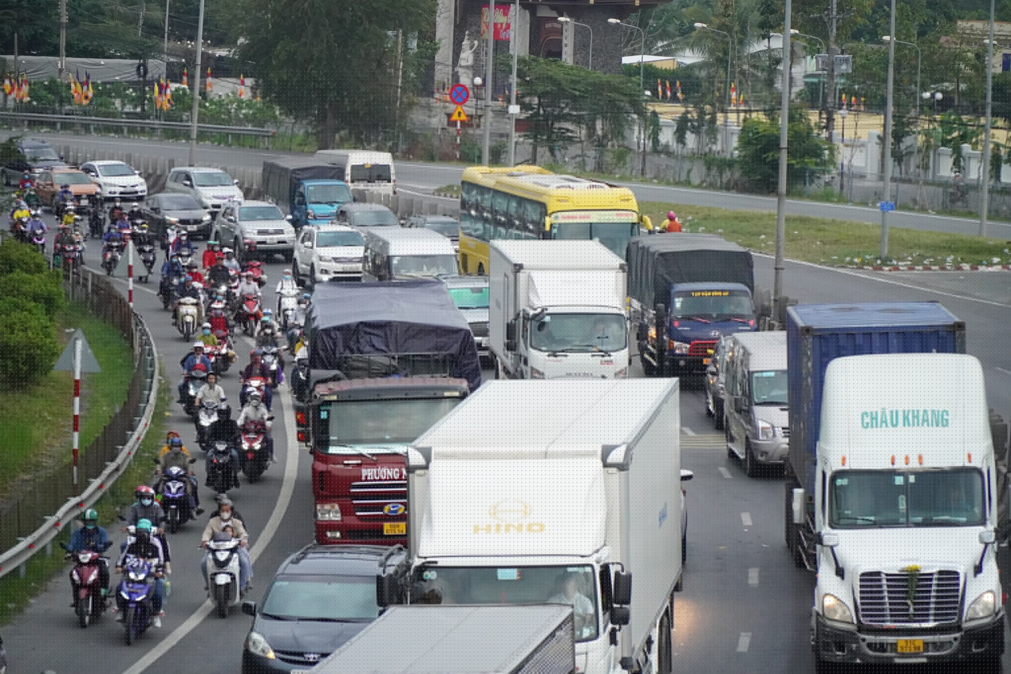 Đường rời miền Tây ùn tắc nghiêm trọng trong chiều mùng 6 tết