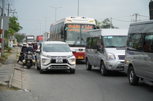 Đường rời miền Tây ùn tắc nghiêm trọng trong chiều mùng 6 tết