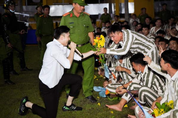 Dương Triệu Vũ theo chân Đàm Vĩnh Hưng hát ở trại giam vui xuân cùng phạm nhân