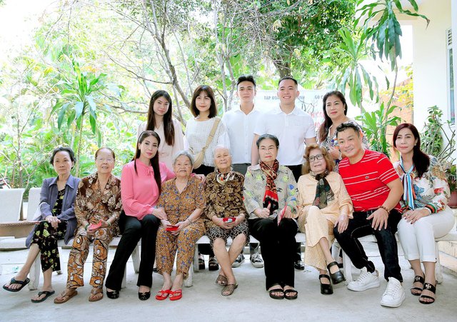 Gia đình Lý Hùng, Lý Hương cùng Á hậu Băng Châu đi từ thiện cuối năm - Ảnh 3.