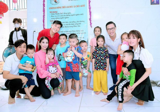 Gia đình Lý Hùng, Lý Hương cùng Á hậu Băng Châu đi từ thiện cuối năm - Ảnh 8.