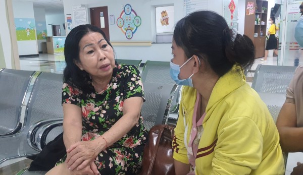 Gia đình trẻ điền phiếu yêu cầu luật sư để được hỗ trợ pháp lý