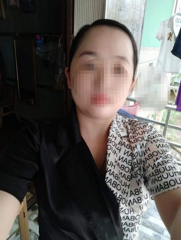 Gia đình trẻ điền phiếu yêu cầu luật sư để được hỗ trợ pháp lý