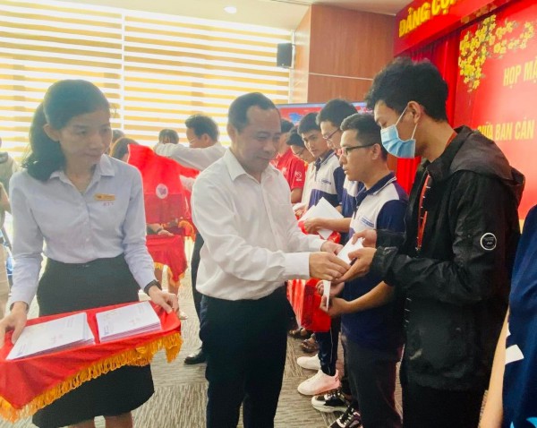 Giám đốc ĐH Quốc gia TP.HCM lì xì cho sinh viên không về quê ăn tết