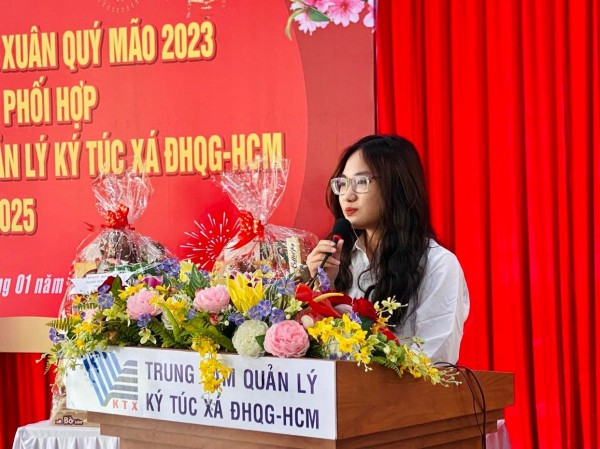 Giám đốc ĐH Quốc gia TP.HCM lì xì cho sinh viên không về quê ăn tết