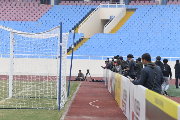 Giám sát Đông Nam Á không chê sân Mỹ Đình, Tổng thư ký AFF khen ông Park
